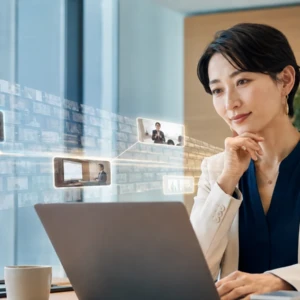 長い講座動画から大切な場面を探す30代の日本人女性経営者